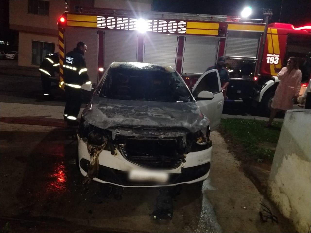 Carro estacionado pega fogo em Canoinhas