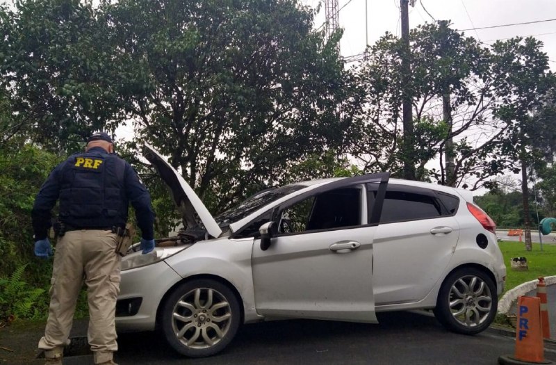 Homem dirigindo sob efeito de cocaína é preso com carro roubado na BR 280 em Rio Negrinho