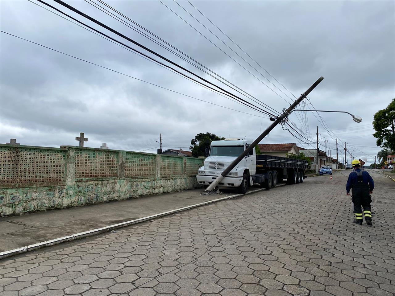 Caminhão bate em poste em frente ao cemitério de Mafra