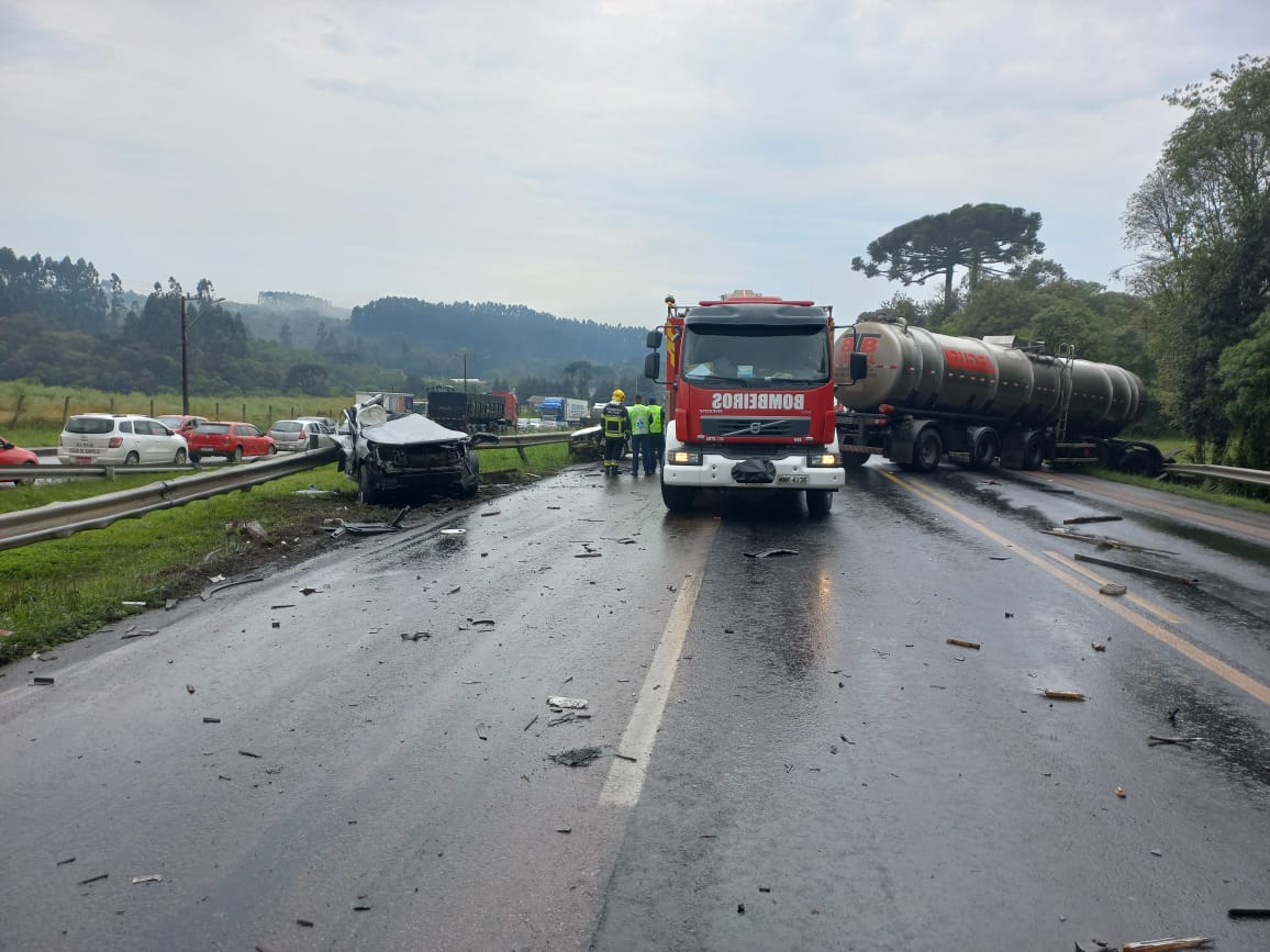 Acidente entre caminhão e três carros resulta em óbito em Mafra