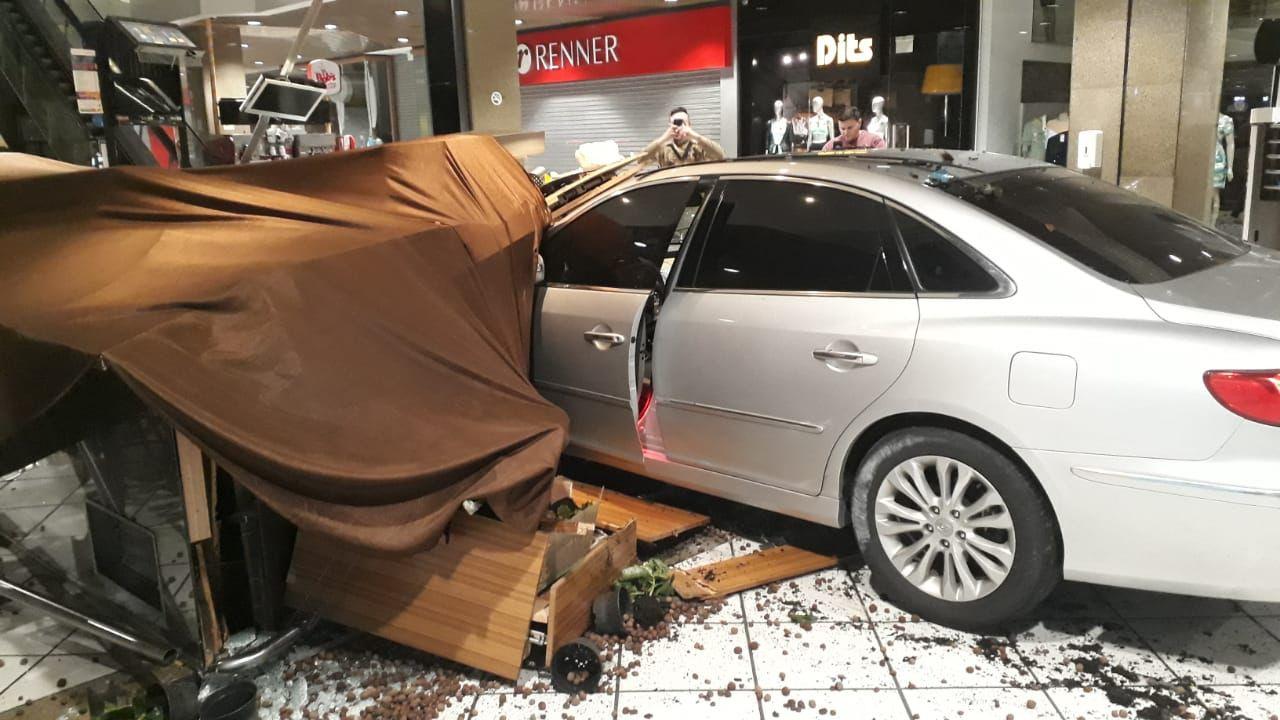 Carro invade shopping e quase atropela segurança em Florianópolis