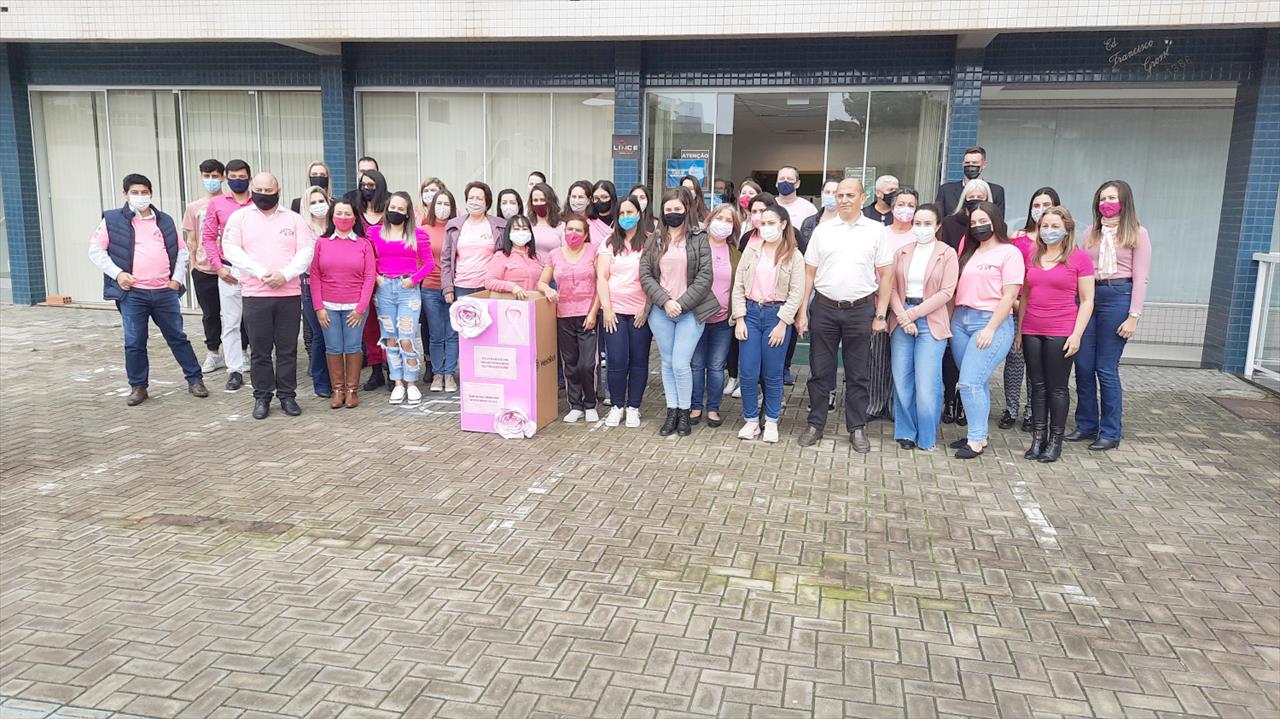 Servidores da Prefeitura de Mafra demonstram apoio ao Outubro Rosa