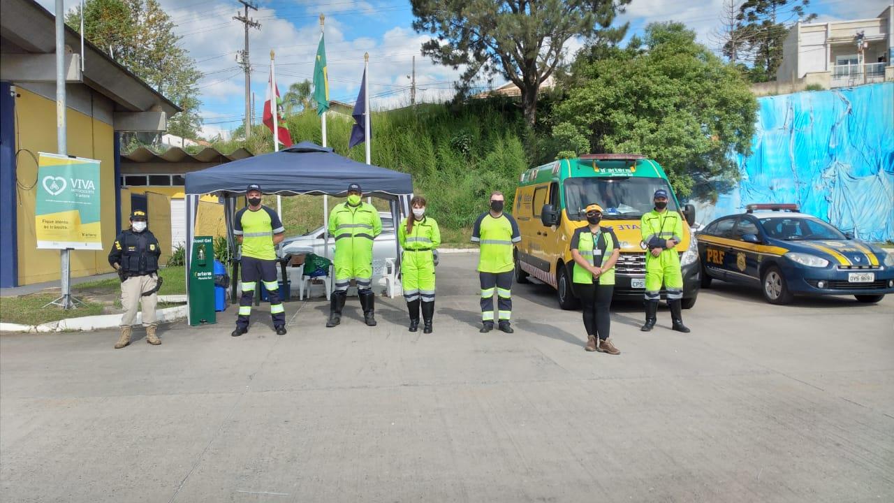 PRF e Arteris Planalto Sul realizam campanha Viva Motociclista na BR 116 em Mafra