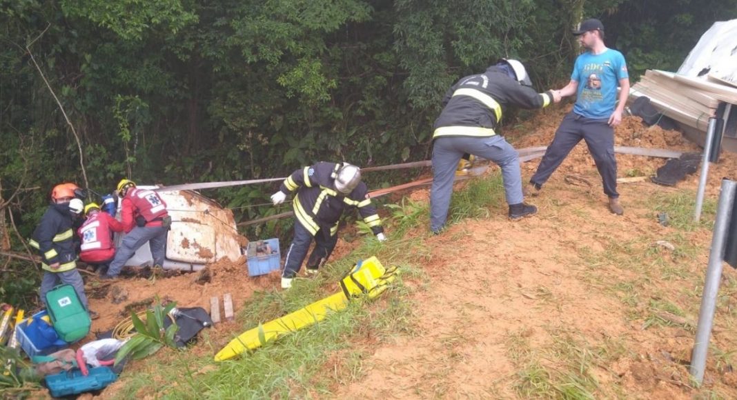 Motorista fica preso às ferragens em acidente com carreta na Serra Dona Francisca