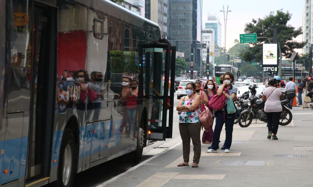 País registra maior queda na média móvel de óbitos por covid-19