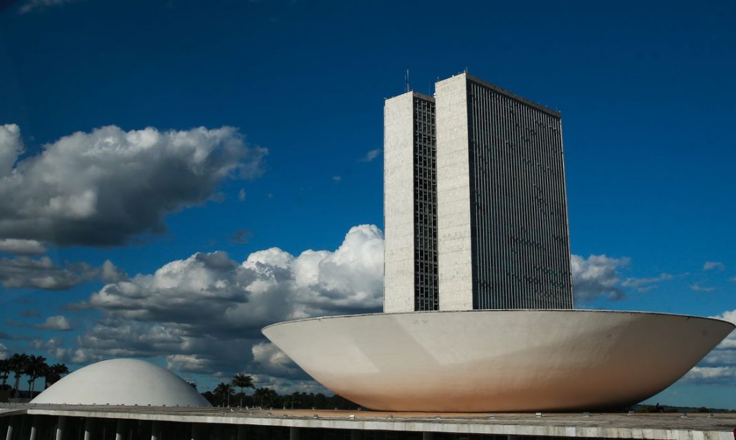 CCJ da Câmara aprova PEC que reduz aposentadoria compulsória no STF