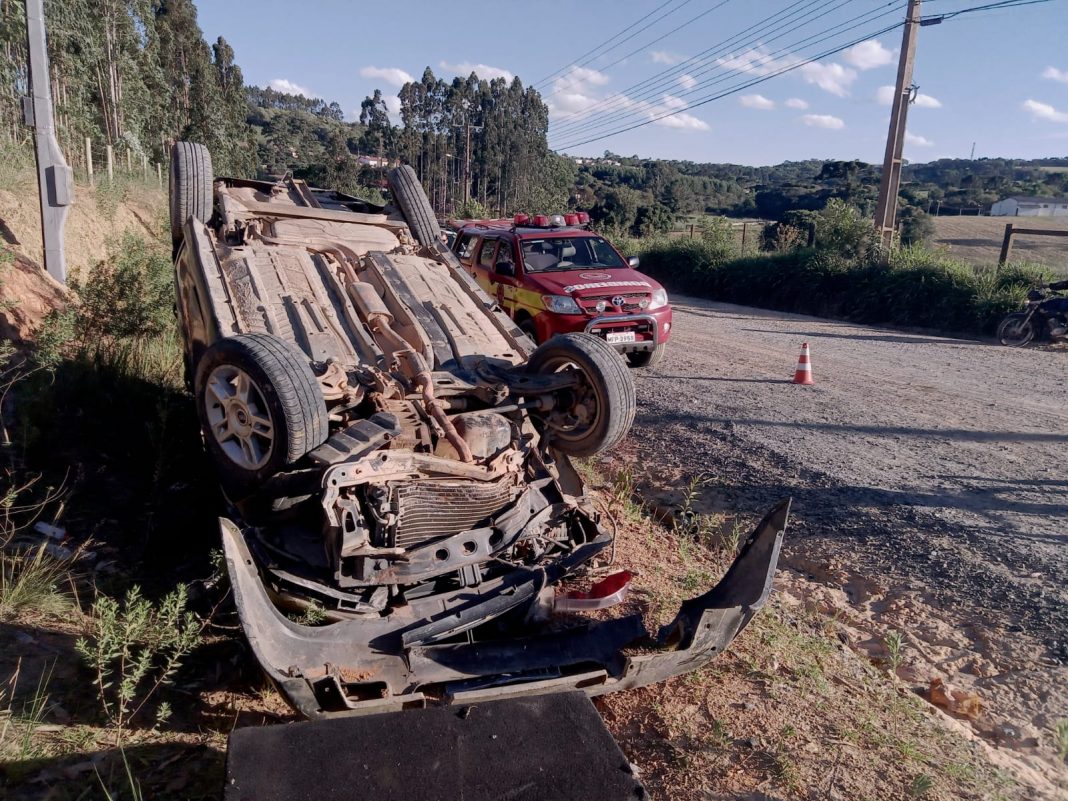 Palio capota e deixa adolescente ferida no bairro Amola Flecha, em Mafra