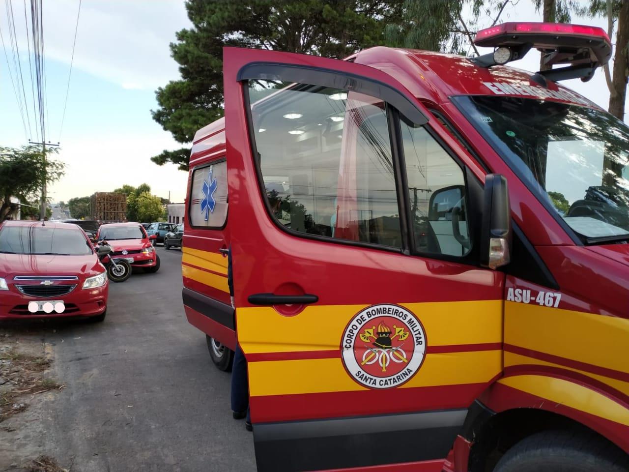 Motorista tem mal súbito e leva três carros e uma moto a colidirem em Mafra