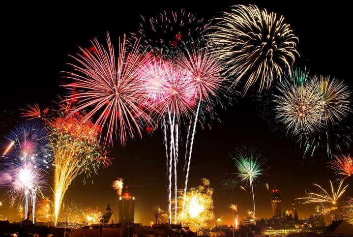 Festas de fim de ano: fogos de artifício e som alto são inimigos da audição