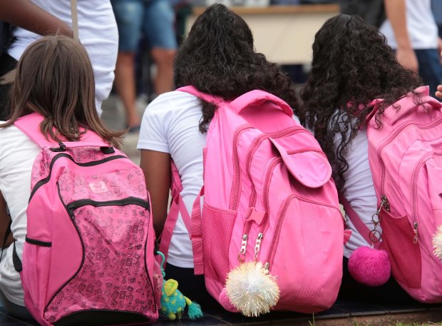 Governador sanciona projeto de lei que garante absorventes higiênicos a estudantes de baixa renda