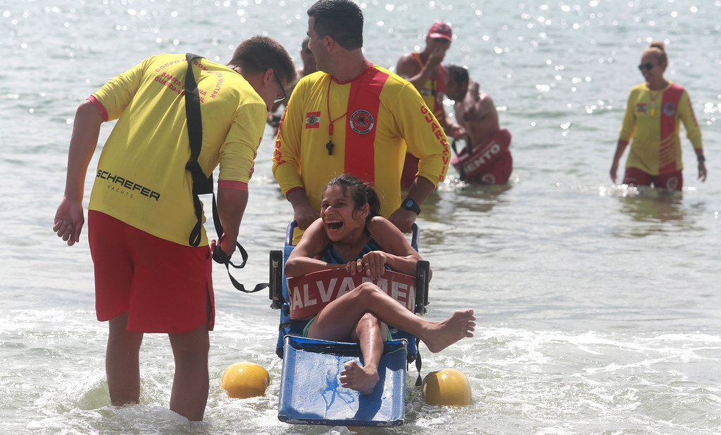 Com investimento recorde, Projeto Praia Acessível garante banho de mar a todos no litoral catarinense