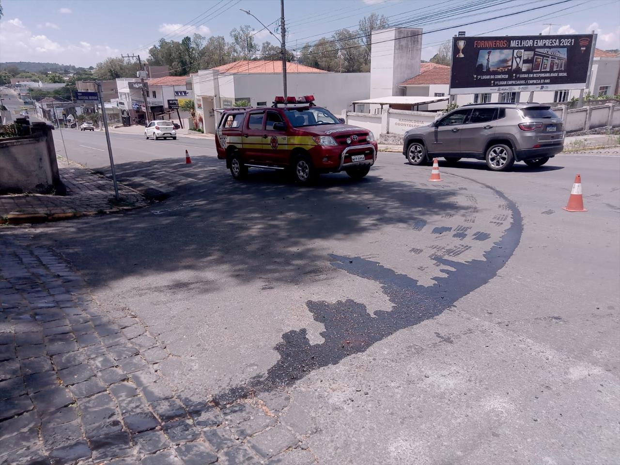 Devido à derramamento de óleo na pista, acidente de motocicleta acontece nesta segunda-feira