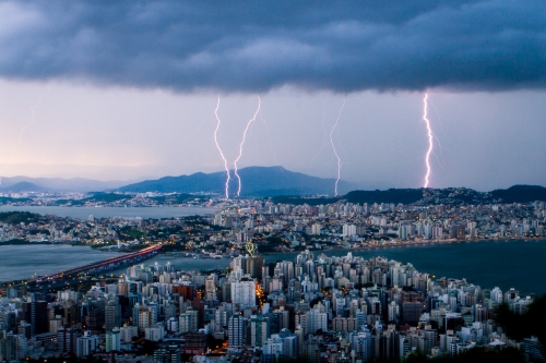 Temporal com descargas elétricas, rajadas de vento e alagamentos previsto