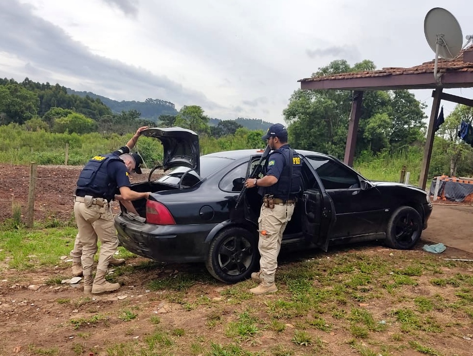 Ação conjunta PRF e PM recupera carro roubado na BR 116 em Mafra