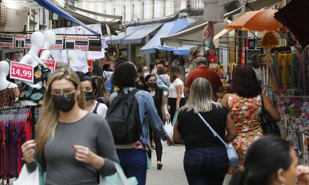 Brasil bate recorde de casos diários de covid-19 com 204,8 mil