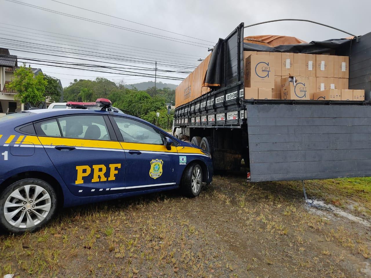 PRF apreende 240 mil maços de cigarros contrabandeados depois de motorista fugir da fiscalização na BR 280