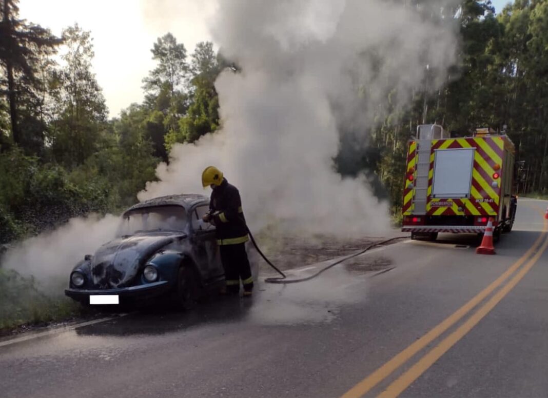 Fusca pega fogo e fica destruído na rodovia SC 114, em Itaiópolis