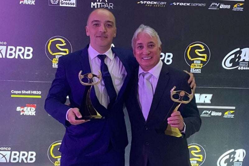 Paulo Góes e Jefferson Teixeira recebem premiação em noite do “Capacete de Ouro”