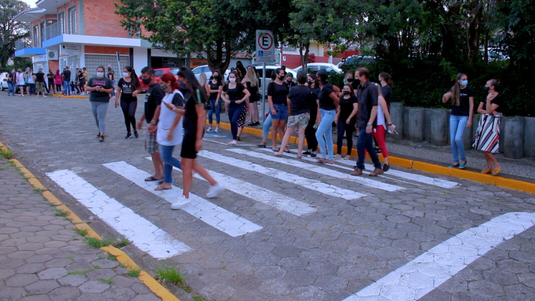 Professores protestam com buzinaço em frente à casa do prefeito e vereador em Canoinhas