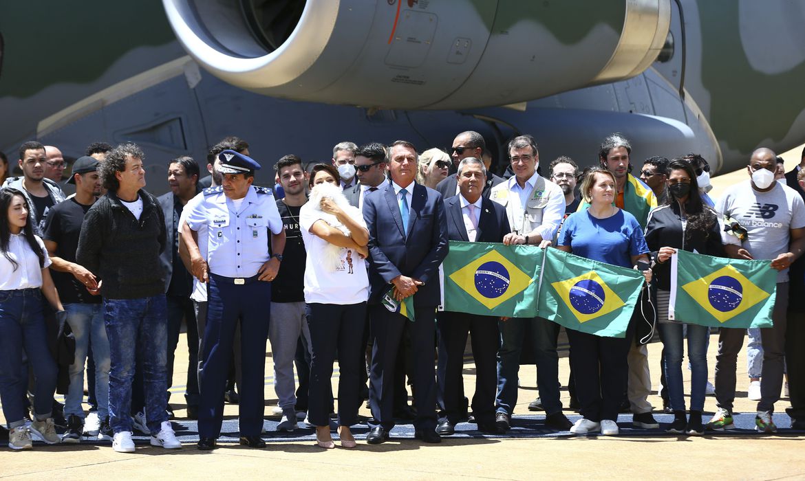 Grupo vindo da Polônia chega a Brasília em aviões da FAB