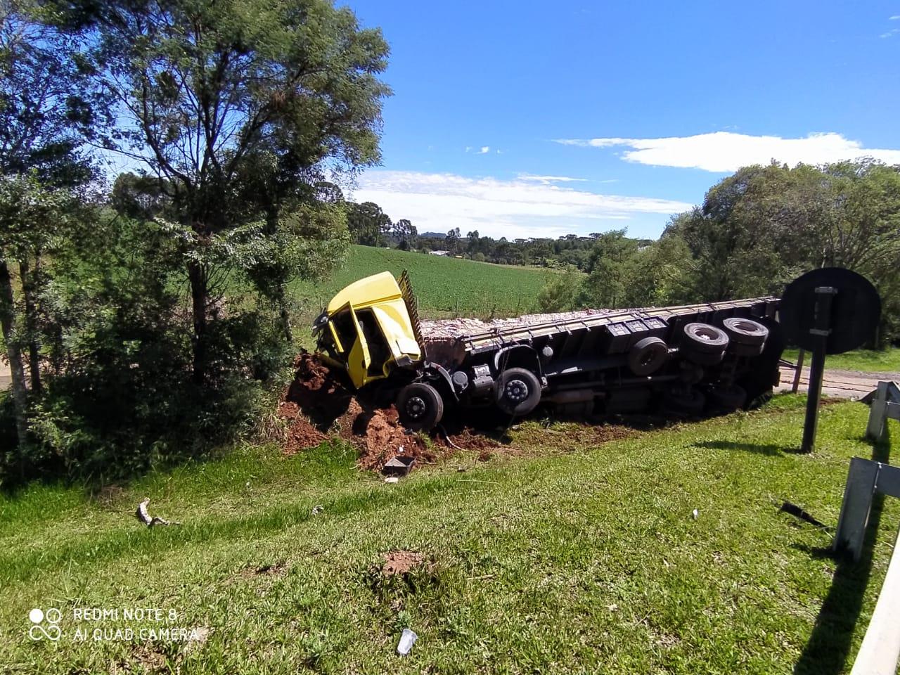 Colisão entre um caminhão e uma caminhonete na BR 116