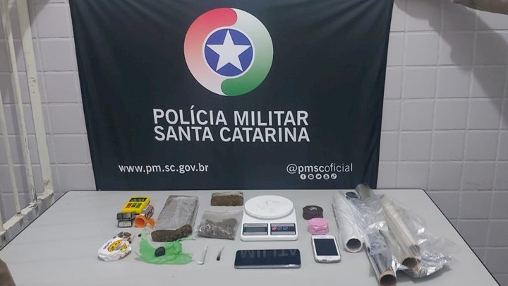 Dupla é presa por tráfico de drogas durante rondas preventivas em Mafra