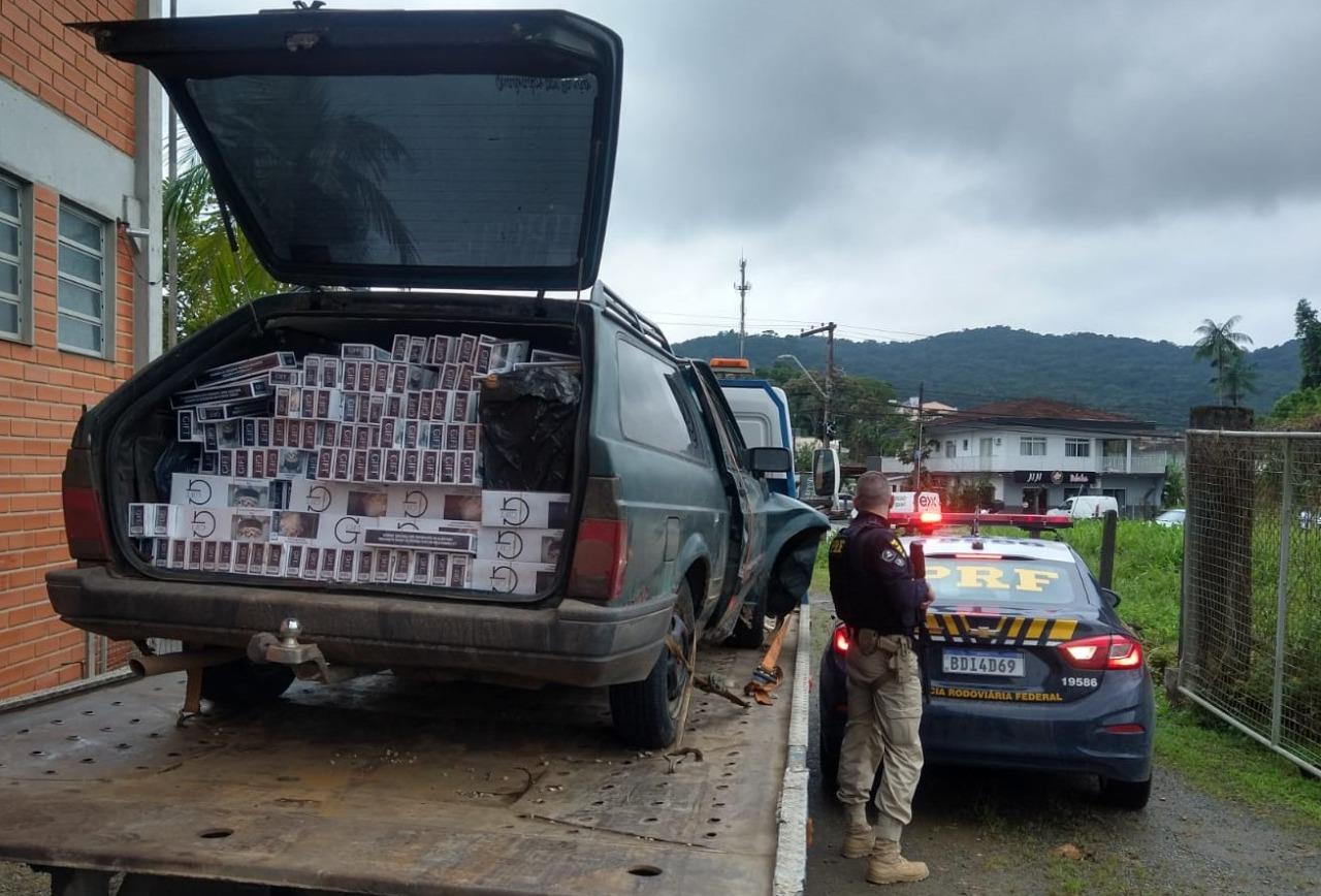 Carregado de cigarros contrabandeados, carro é interceptado pela PRF após tentativa desesperada de fuga