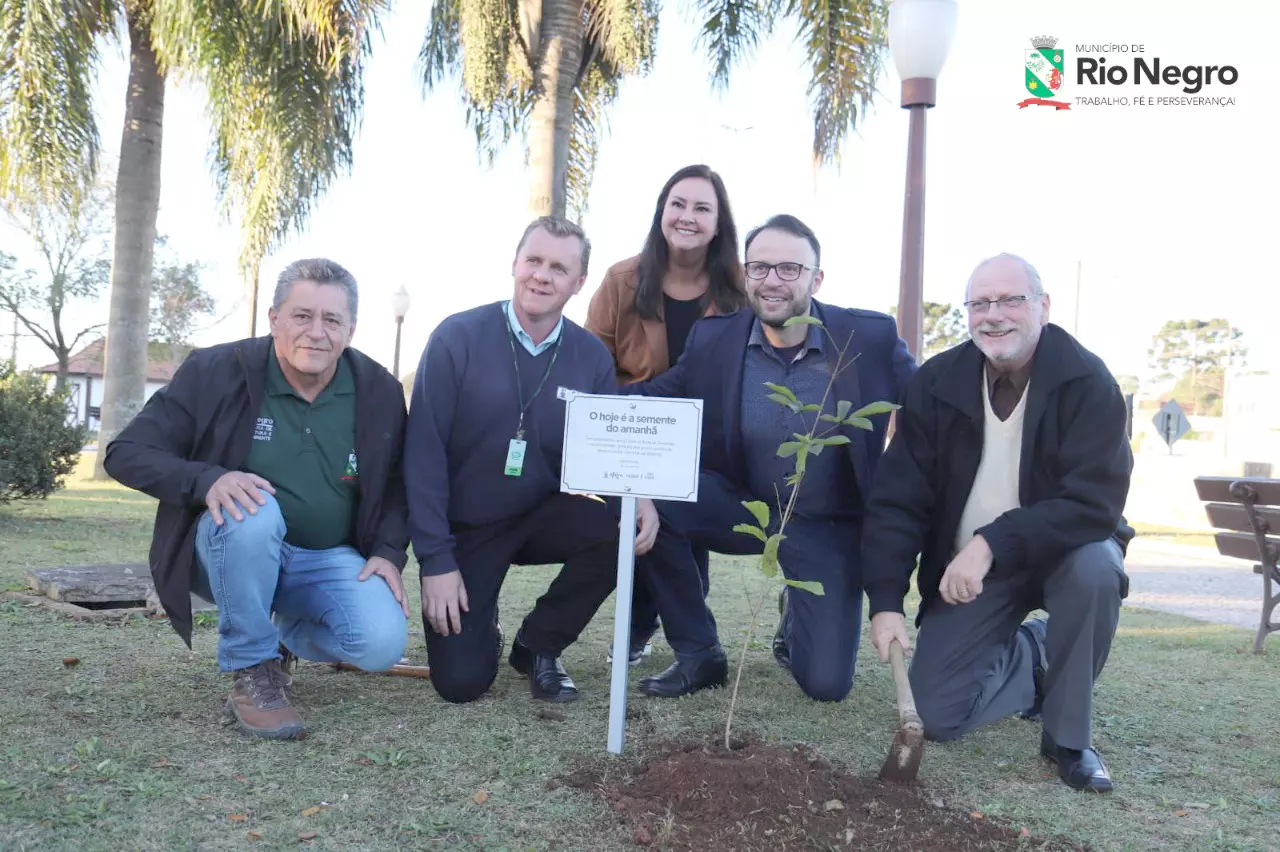 Plantio de árvore comemora 20 anos do projeto 'Bolsa de Sementes' em Rio Negro