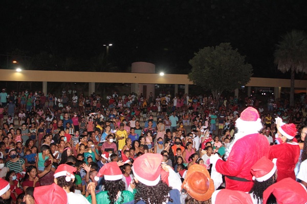 Chegada do Papai Noel encanta famílias no Parque Beira-Rio