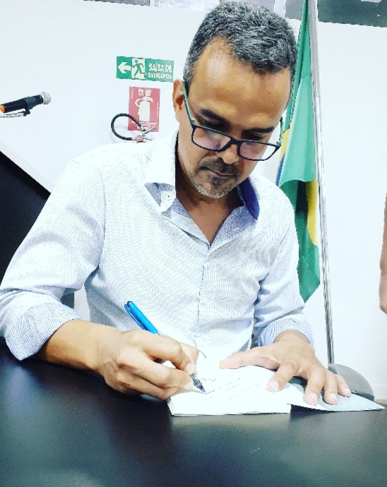 Professor Claudio Nascimento lança o livro ACURI, em Talismã Tocantins.