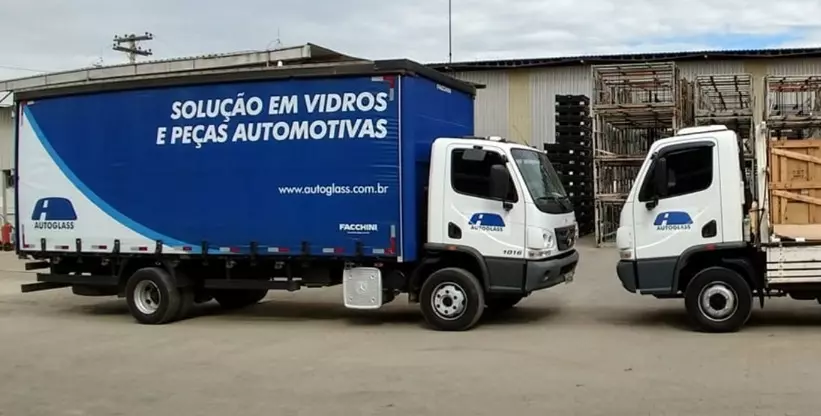 A foto mostra dois caminhões da Autoglass