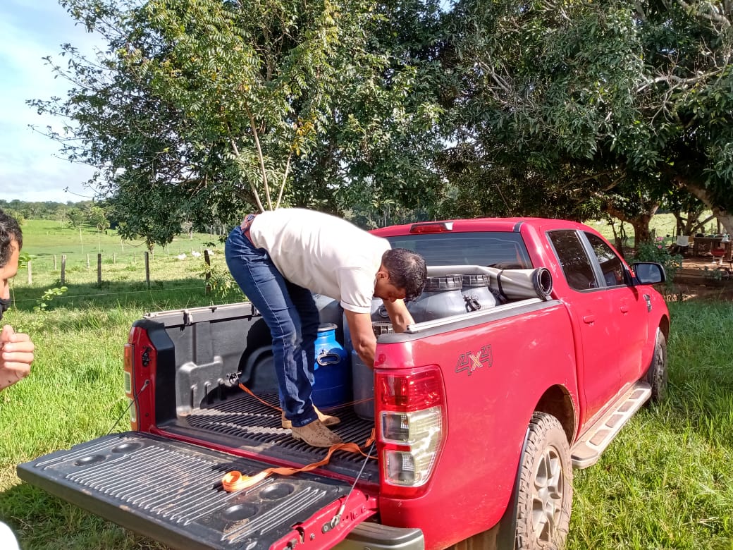 Produtores da linha 50 e P2 doam litros de leite para famílias carentes de Pimenta Bueno