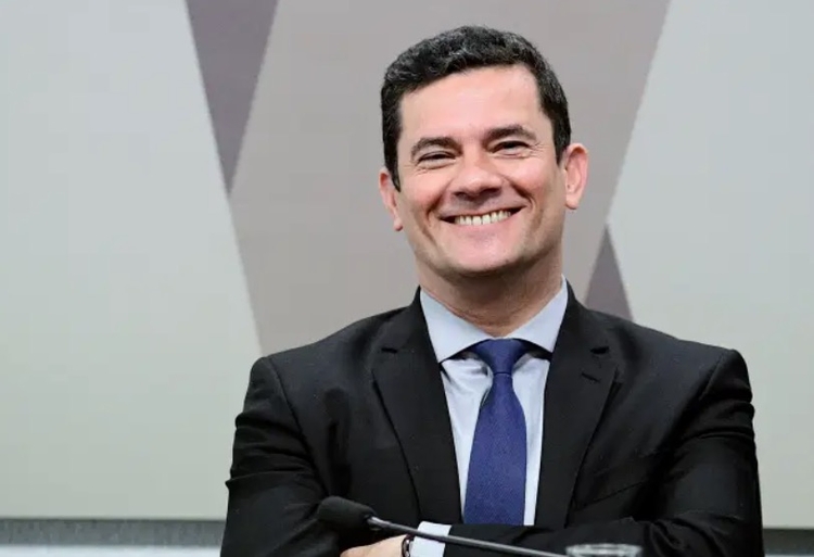 Moro toma primeira dose da vacina da Pfizer contra a Covid-19 nos EUA