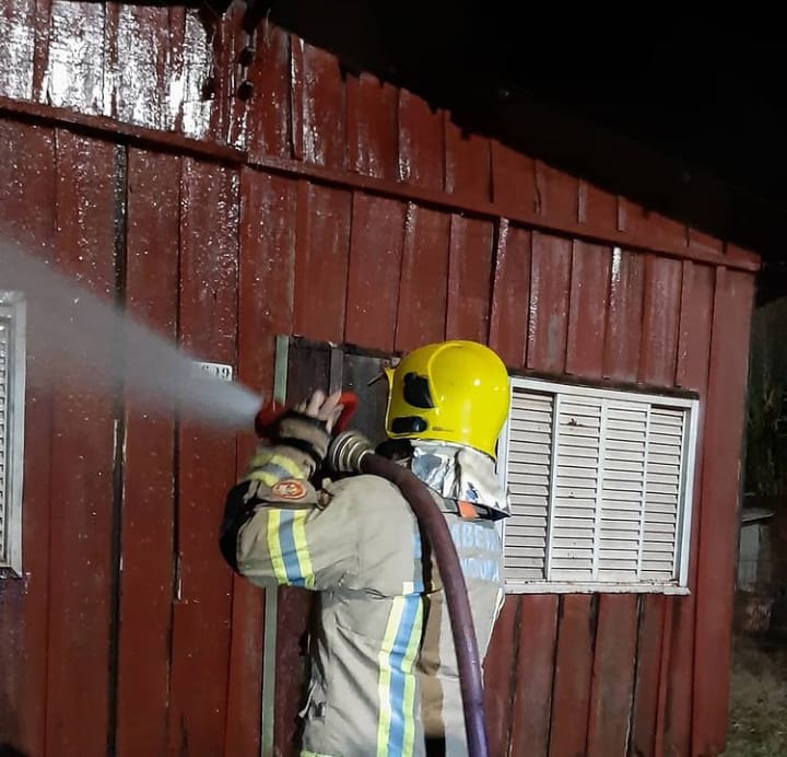 Casa de madeira pega fogo em Pimenta Bueno