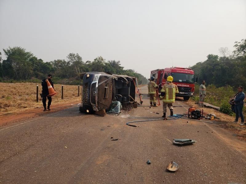 Hilux ocupada pela motorista e duas crianças capotou nesta segunda