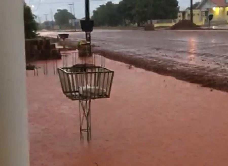 Falta de planejamento? Na primeira chuva forte, água invade casas na Avenida Riachuelo em Pimenta Bueno