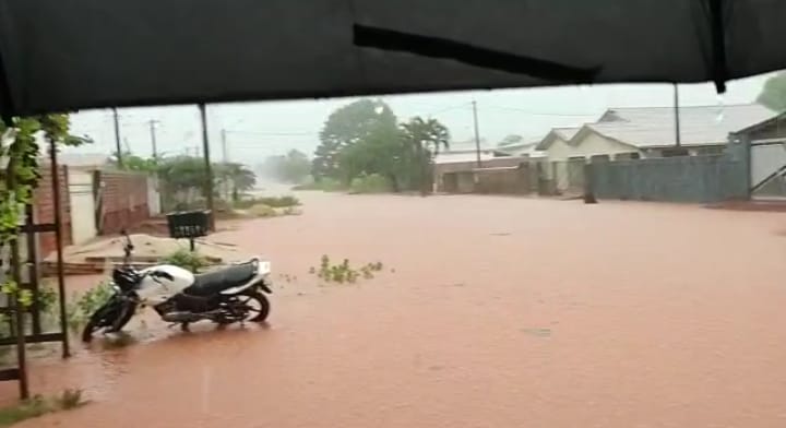 Chuva forte causa transtornos para moradores da avenida Riachuelo em Pimenta Bueno