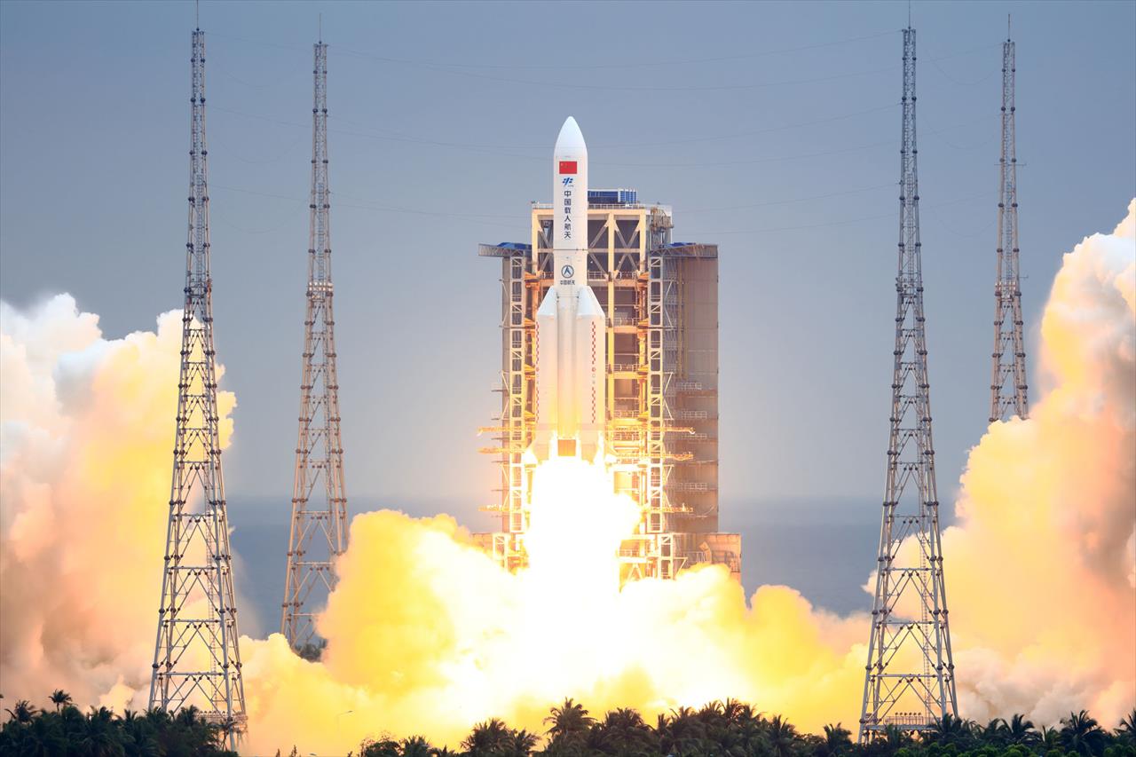 Um enorme foguete chinês está caindo do espaço, mas não se preocupe.