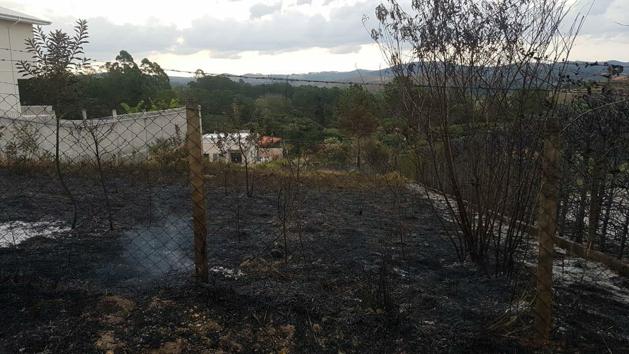 Queimada foge do controle e atinge sítio de vizinho em Antônio Carlos