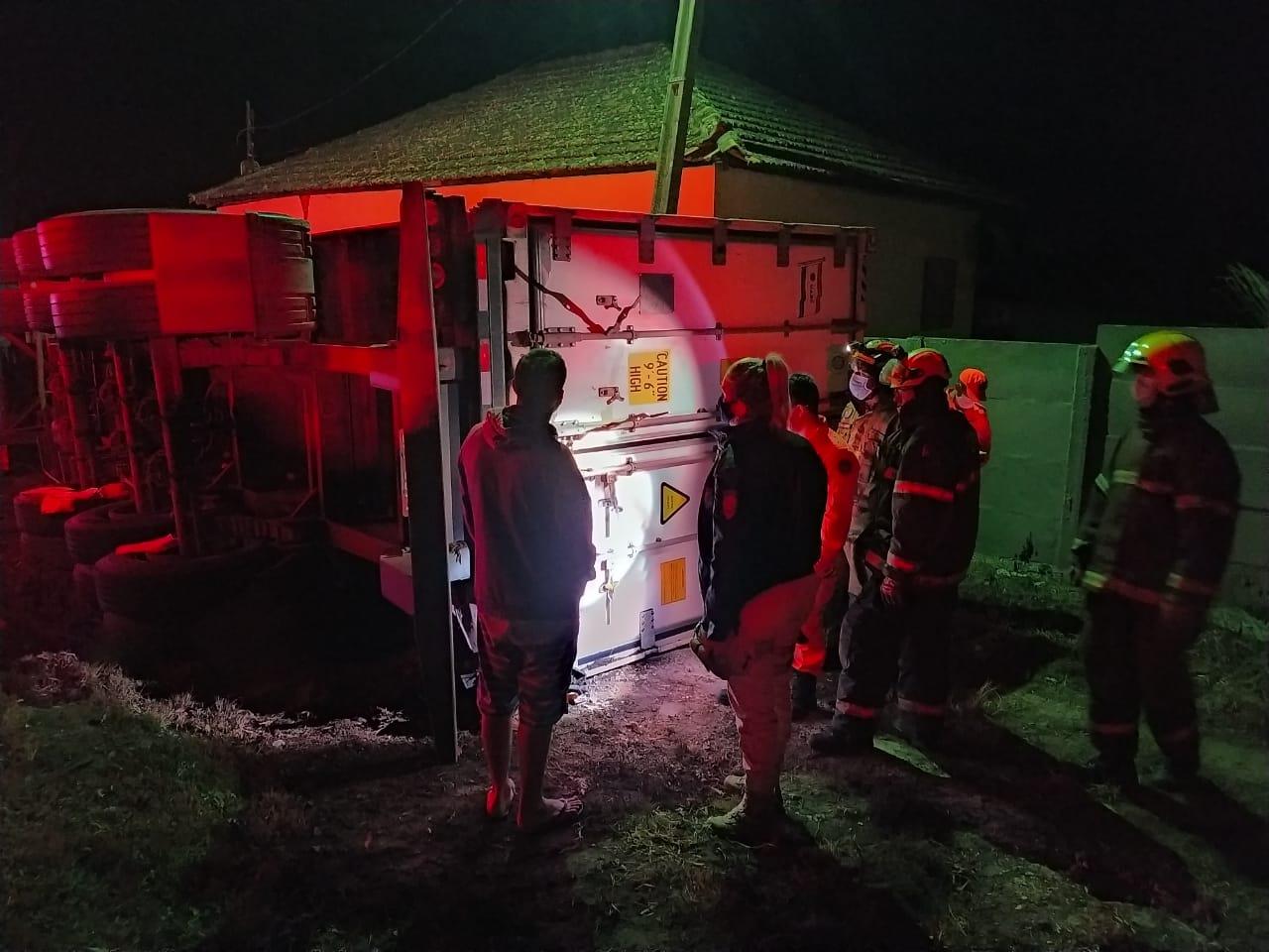 Carreta tomba na BR-040 e atinge casa em Santos Dumont