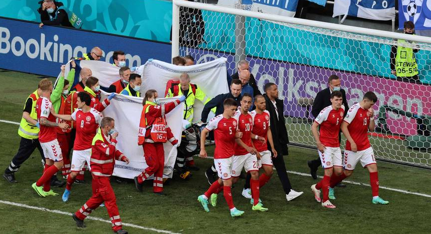 Jogador da Dinamarca desmaia em campo e é levado para hospital