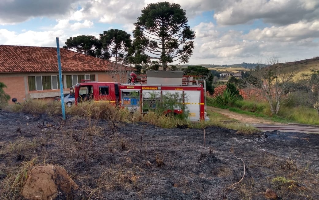 Bombeiros combatem incêndio próximo ao Hospital Regional de Barbacena