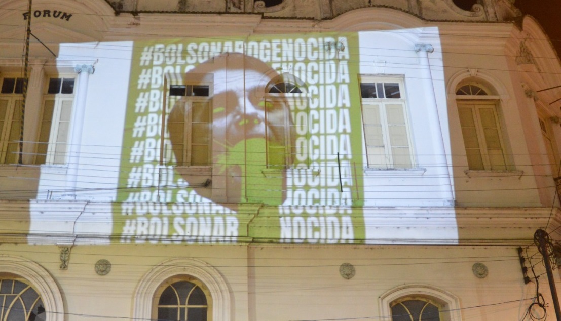 Manifestantes projetam imagem de Jair Bolsonaro na Prefeitura de Santos Dumont