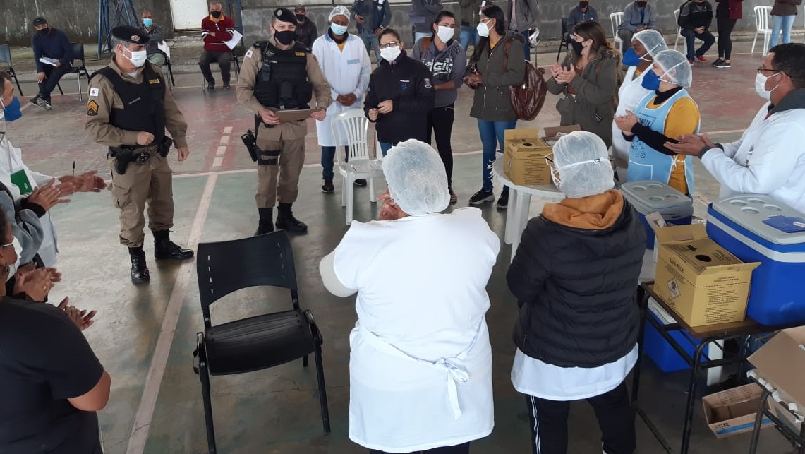 Polícia Militar homenageia equipe de vacinação em Santos Dumont