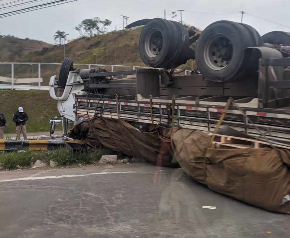 Caminhão carregado com amido de milho capota na Av. JK em Juiz de Fora