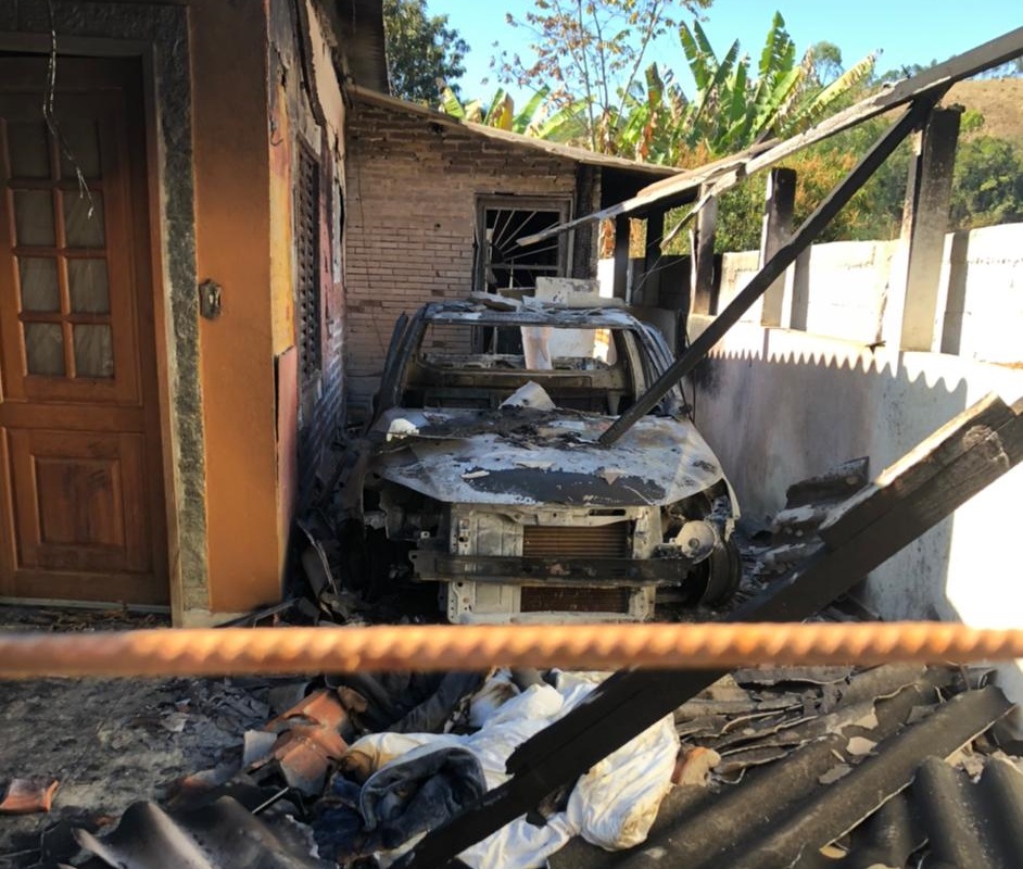 Incêndio atinge casa em Patrimônio dos Paivas na zona rural de Santos Dumont