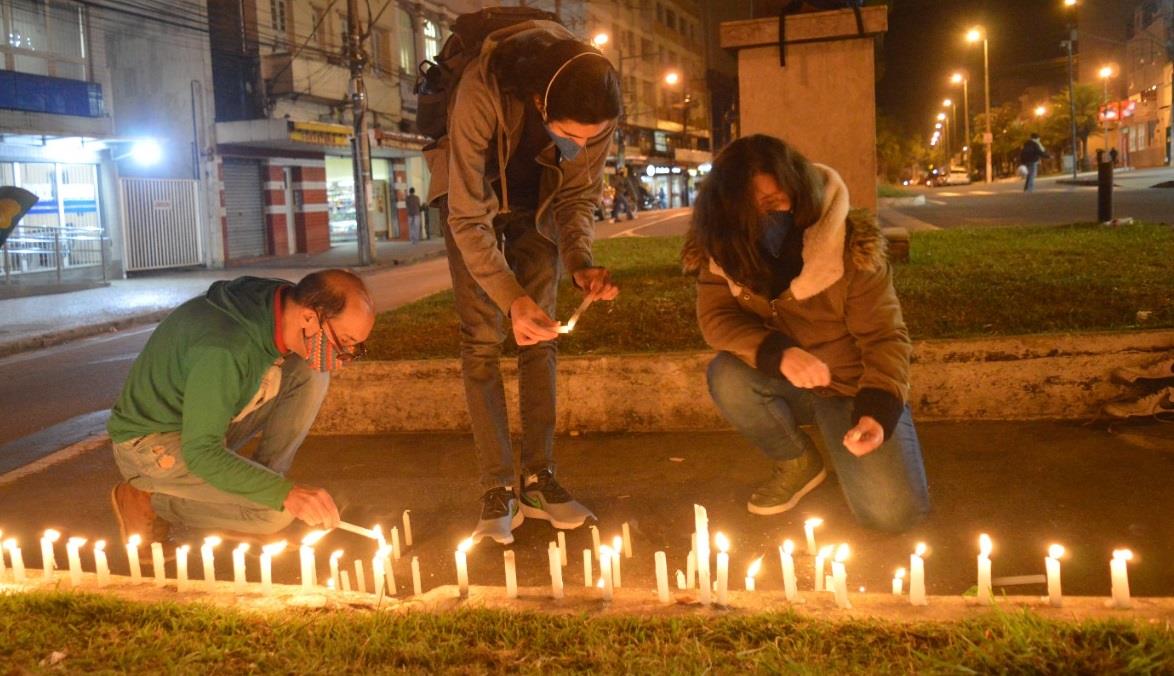 Ato pelas vítimas da Covid-19 acende 115 velas no centro de Santos Dumont