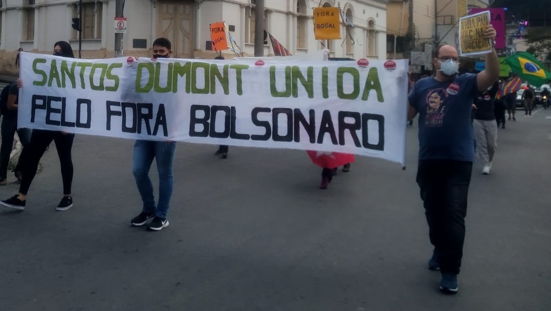 Manifestantes protestam em Santos Dumont contra Bolsonaro