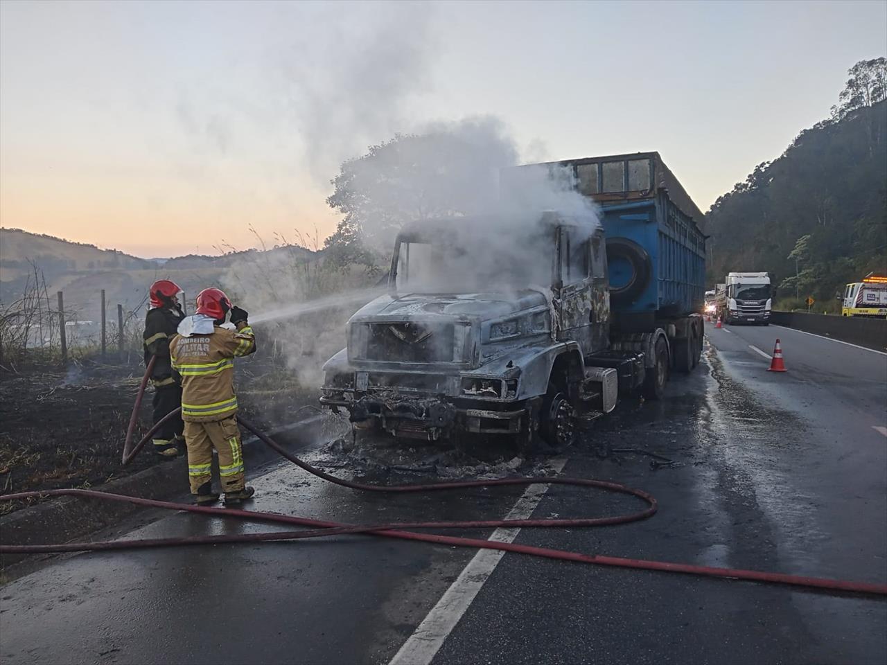 Incêndio atinge cabine de carreta e vegetação na BR-040