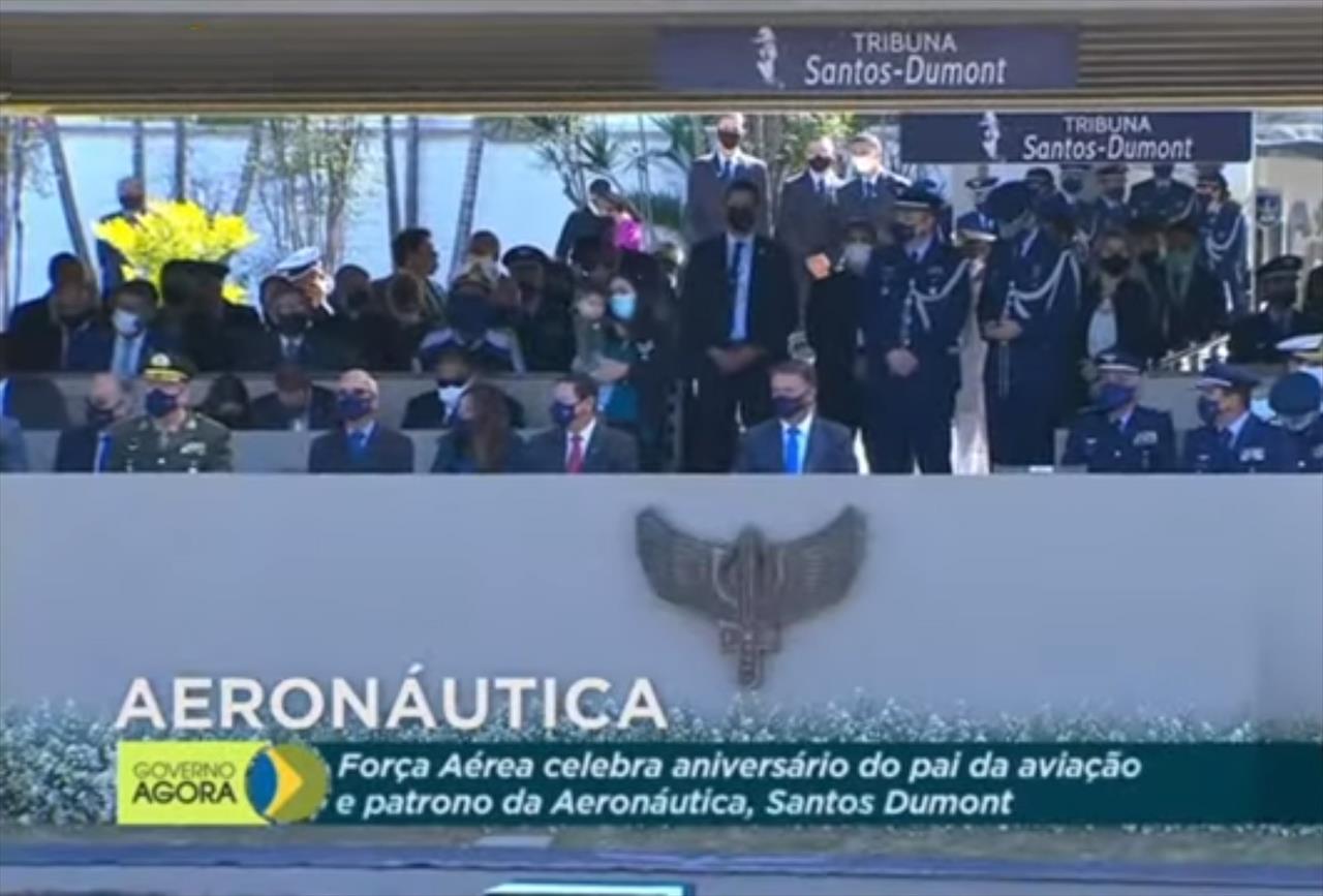 Bolsonaro participa de cerimônia em homenagem a Santos Dumont